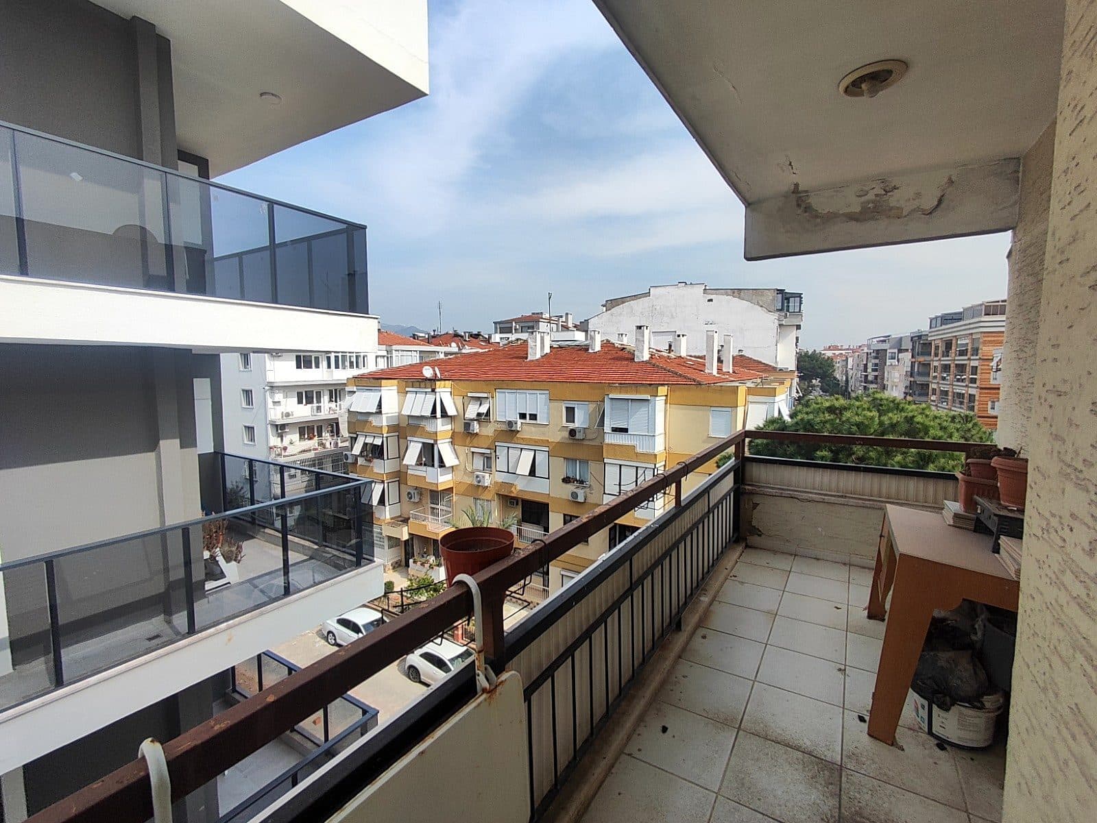 Karşıyaka Bahriye Üçok Mah. Geniş Satılık 3+1 Daire