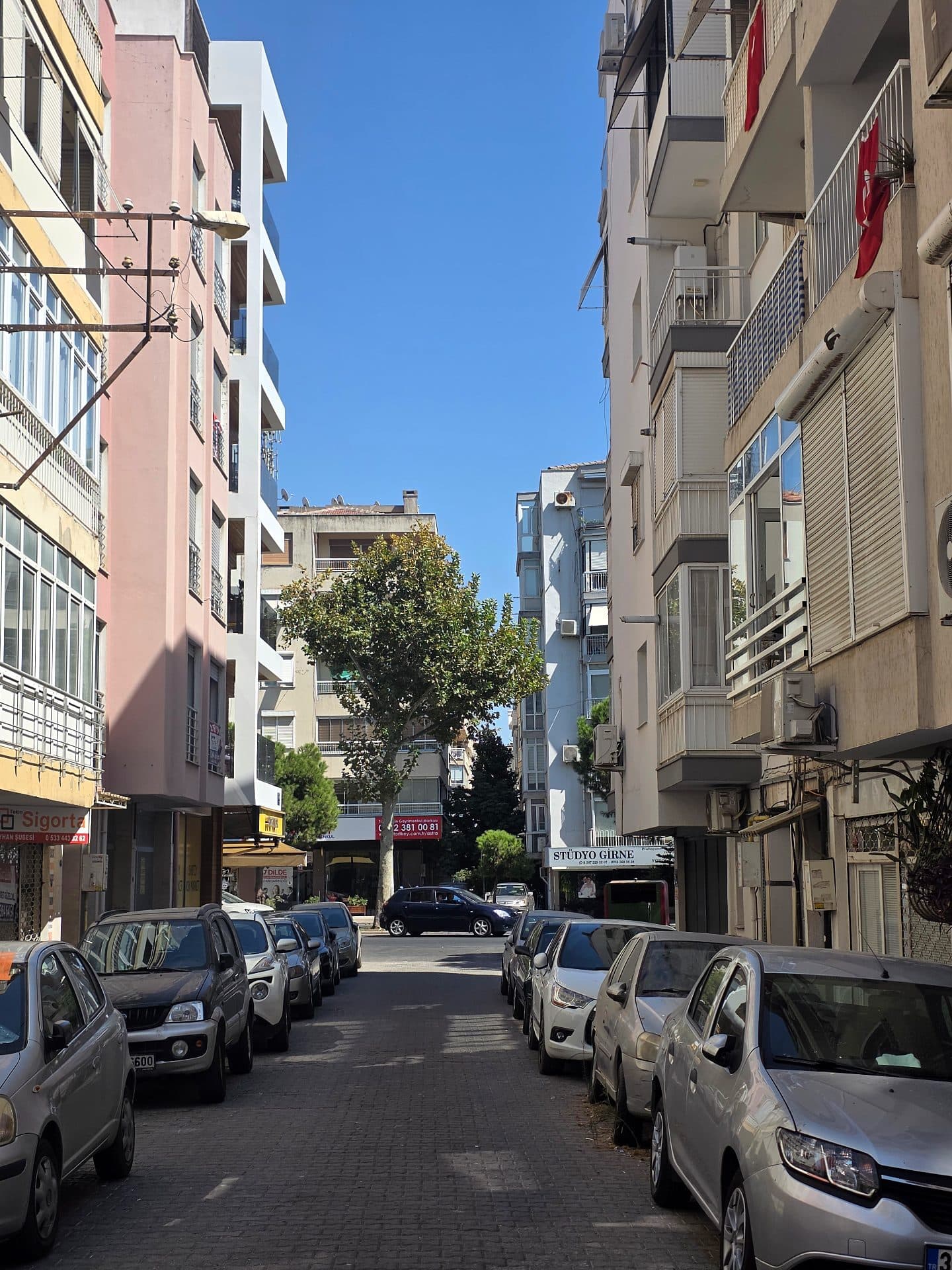Bostanlı'da Girne Cad.'ne 25 m. Ara Kat 2 +1 Bakımlı Kiralık 3