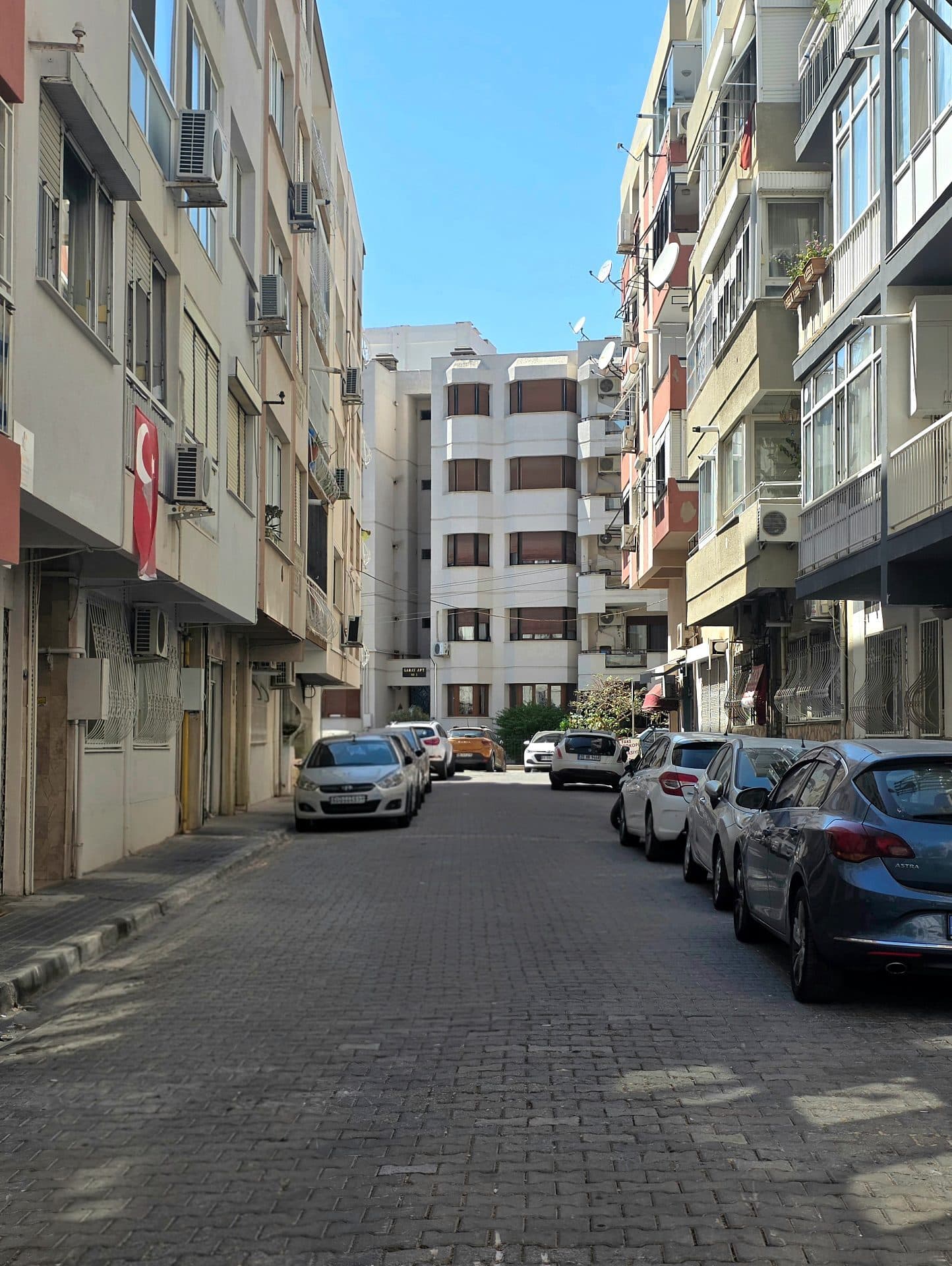 Bostanlı'da Girne Cad.'ne 25 m. Ara Kat 2 +1 Bakımlı Kiralık 2