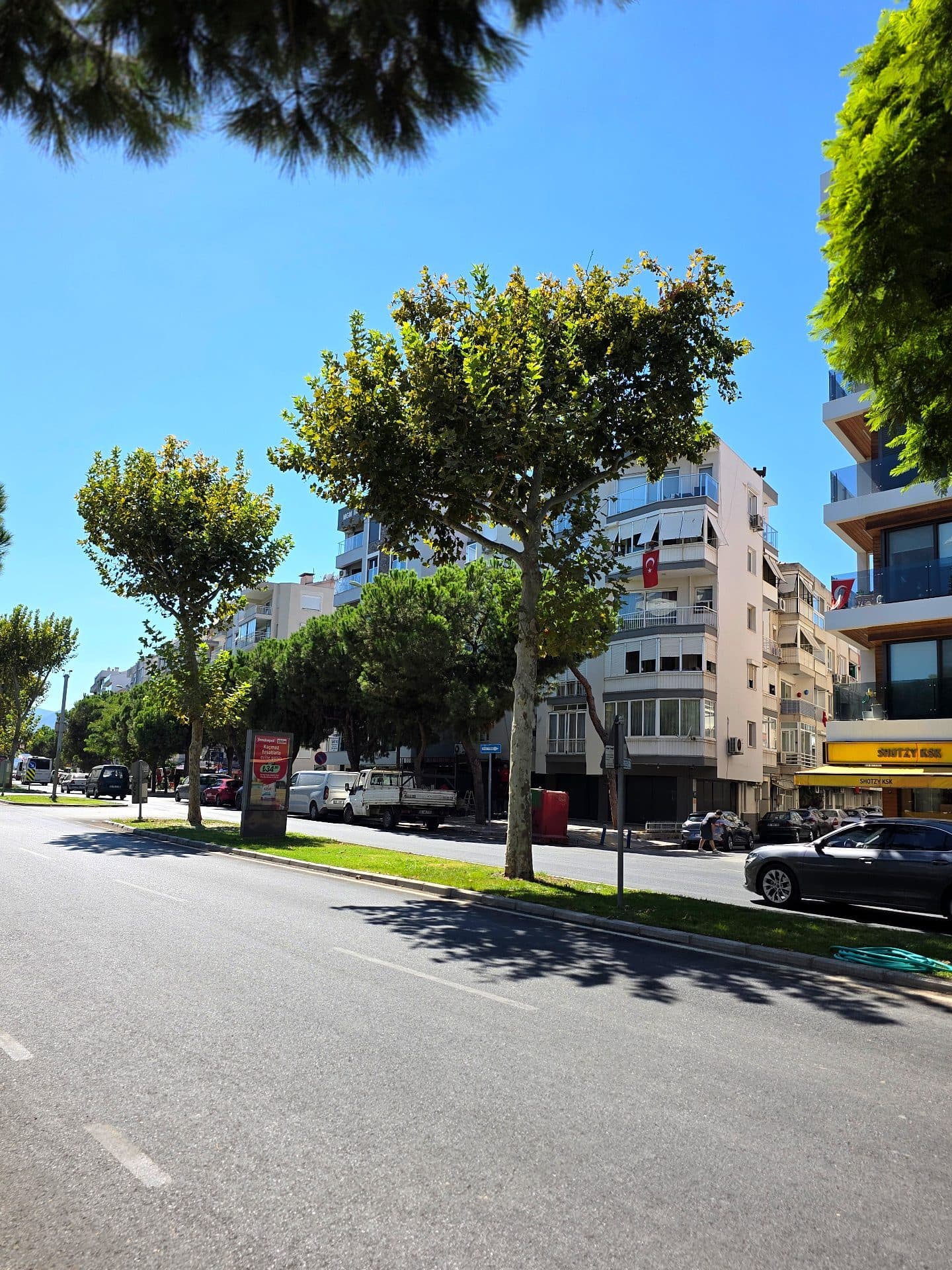 Bostanlı'da Girne Cad.'ne 25 m. Ara Kat 2 +1 Bakımlı Kiralık