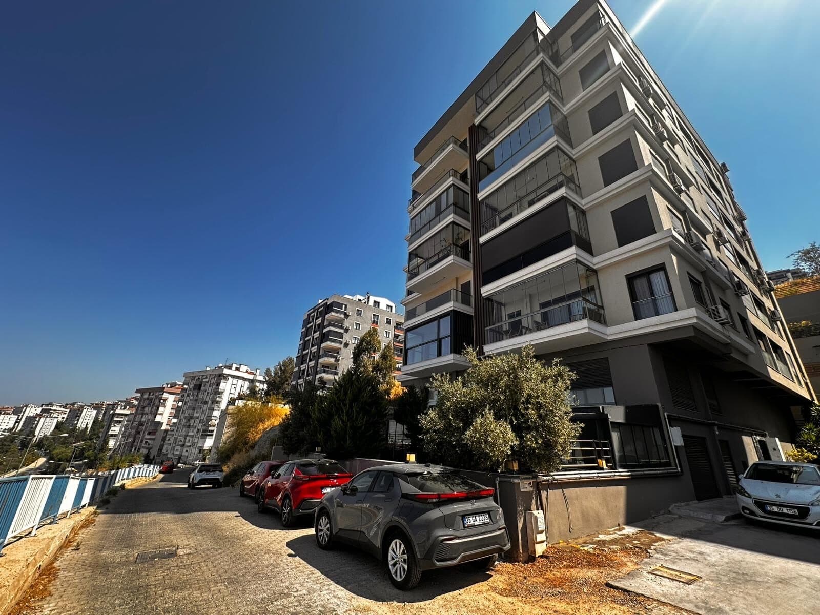 Çiğli Atatürk Mahallesinde Havuz Manzaralı Satılık 2+1 Daire