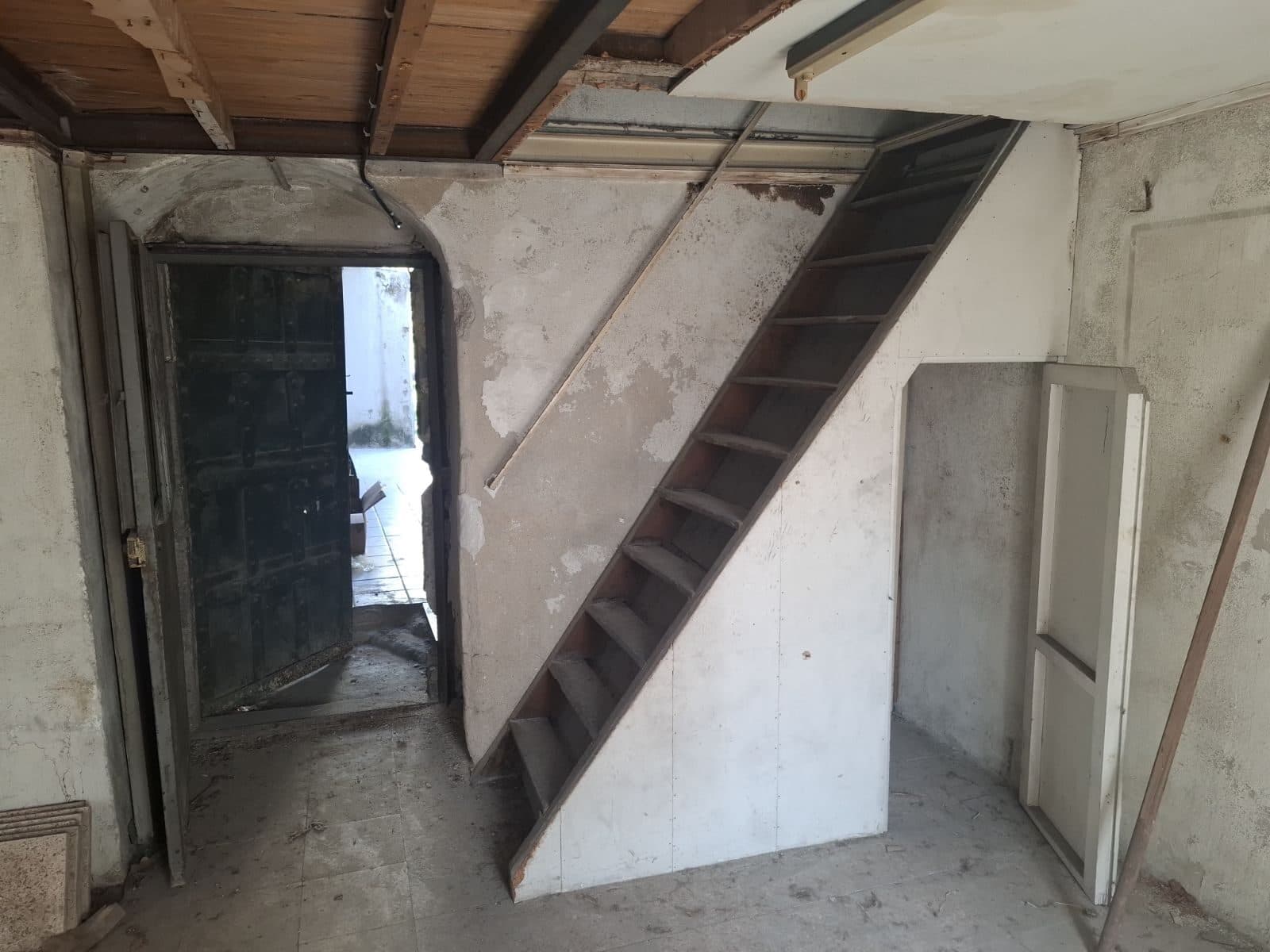 KONAK FEVZİPAŞA BULVARINDA SATILIK BÜRO