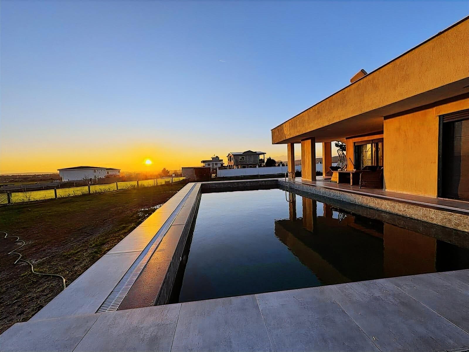 Buca Karacaağaç'ta 1750M2 Arazi İçinde Lüx Eşyalı 2+1 Havuzlu Ev