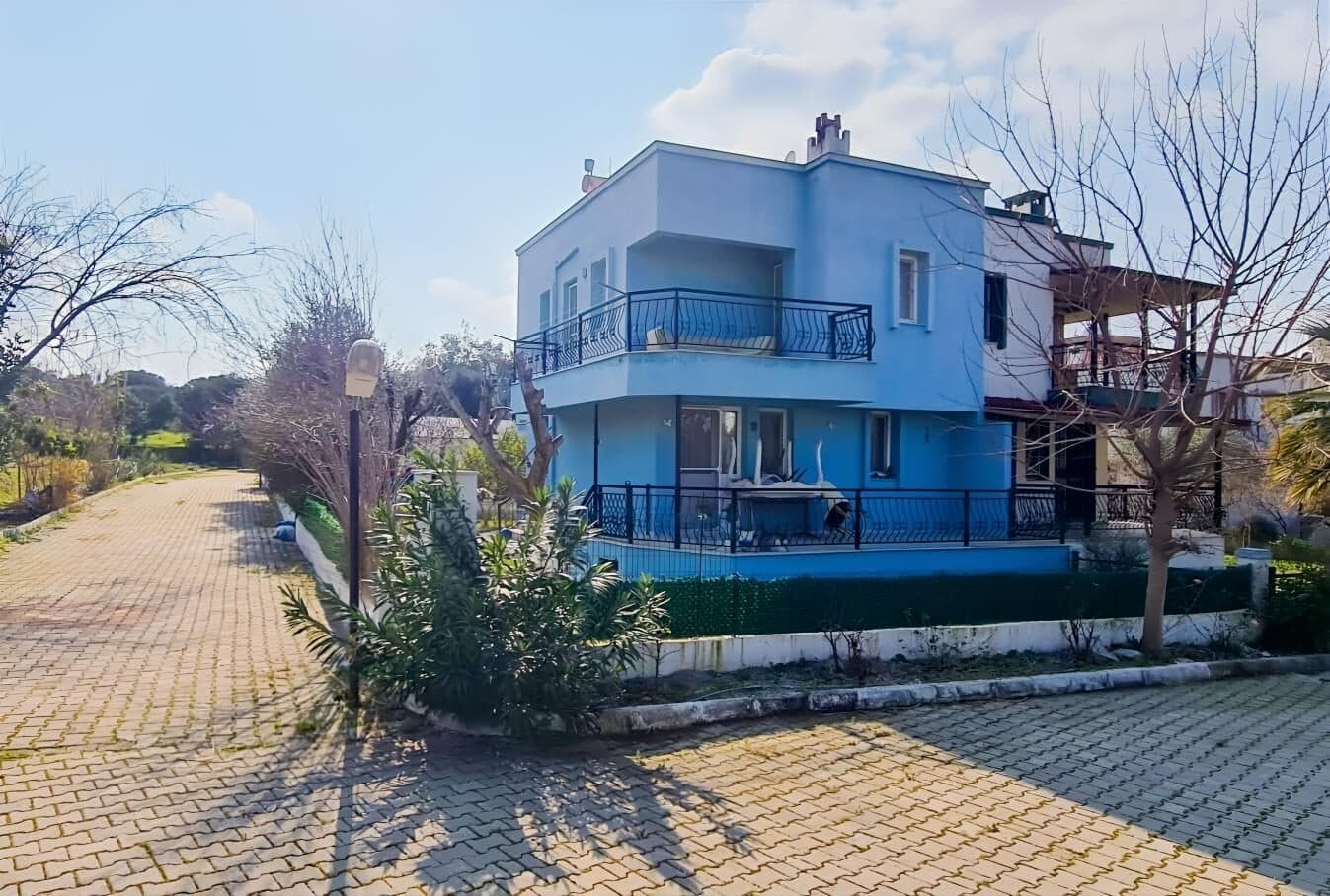 Özbek'te Özel Plajı ve Konumuyla Meyve Ağaçları İçinde Yazlık